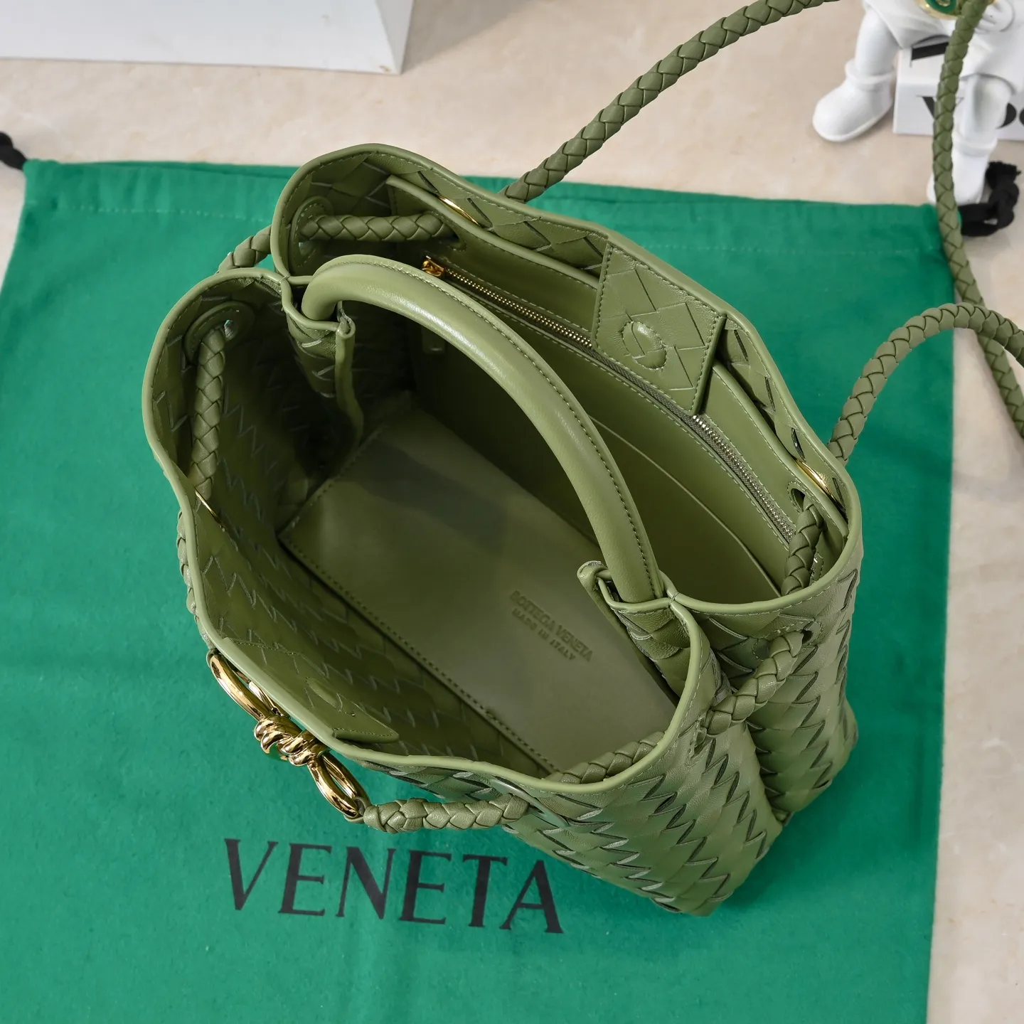 Batch 1860 B's 2023 spring and summer new style continues the brand's woven pattern style with detailed metal knot switch buckles. This time, the shoulder straps are also made into tube weaves, showing different craftsmanship. The carrying method is versatile to create more different styles. Intrecciato woven leather small handbag, equipped with sliding crossbody strap. Internal compartments, including 1 zipper pocket and 2 open pockets. Magnetic buckle closure. Size: 25*20*10cm Model: 7463#
